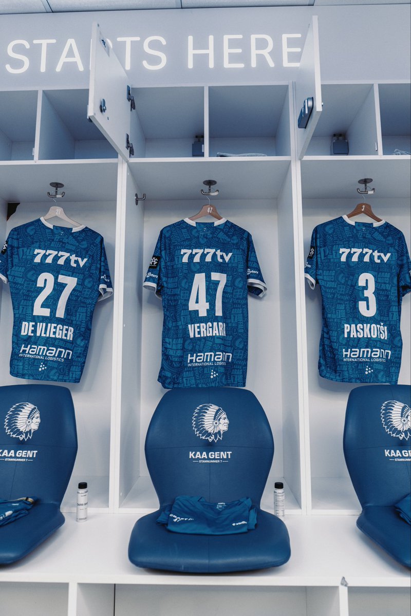 KAAGent's tweet photo. 🎙️RDM: “Het voordeel is dat we al drie officiële wedstrijden gespeeld hebben. We zitten meteen in die competitieve mindset en zijn de intensiteit gewoon. Daartegenover staan natuurlijk de verplaatsingen en het beperkte aantal trainingsmomenten, maar daar gaan we ons niet achter verschuilen.

We voeren enkele wijzigingen door, omdat we in deze fase ook moeten opletten met de belasting van bepaalde jongens. Spelers als Goore en Bénes willen we niet te ver pushen en zo richting een blessure duwen. Tegelijk proberen we zoveel mogelijk stabiliteit in de ploeg te behouden.

Max Dean is er vandaag niet bij door transferperikelen. »

#GNTKVM #JPL