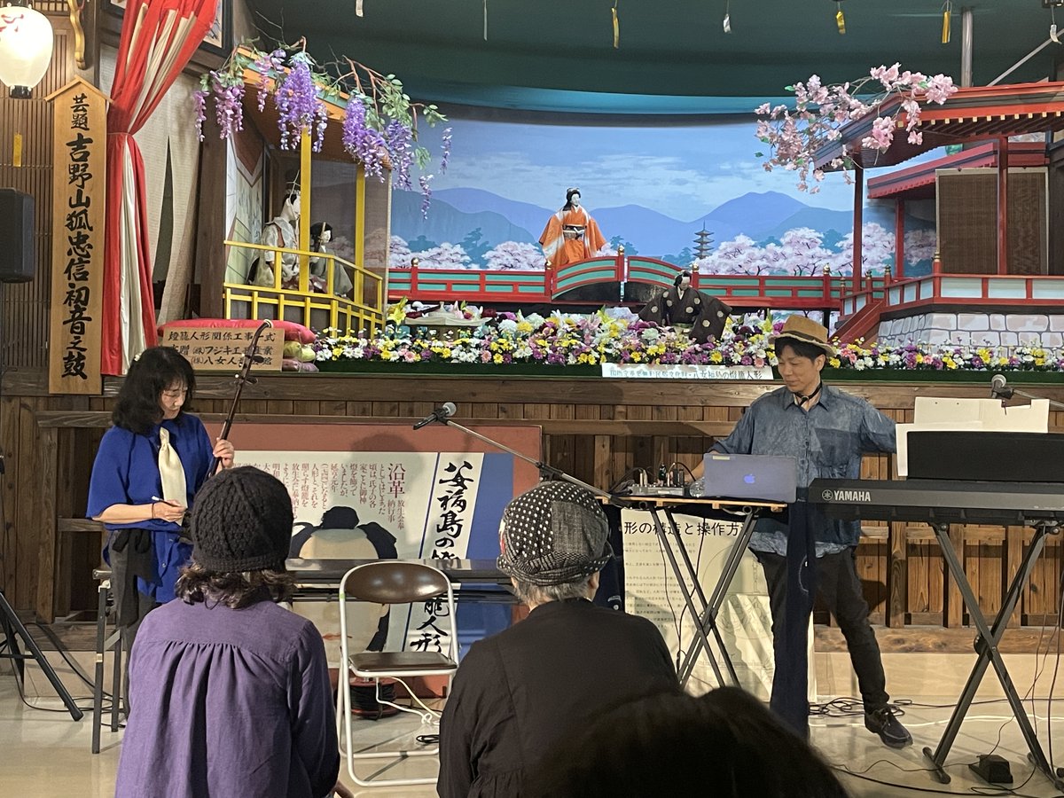 jun_official_jp's tweet photo. 小さな演奏会・奏も無事に開催‼️お越し頂いた皆様、ご助力下さった皆様本当に有難うございました。詳細は改めて😆
今回は文平座さんの舞台公演も行われてましたので、しっかり観劇して記録写真も。そして会場近くの喫茶店でウインナーコーヒーを味わう私😊  

#二胡にゃこ #小さな演奏会・奏 https://t.co/CpzjEolhnI