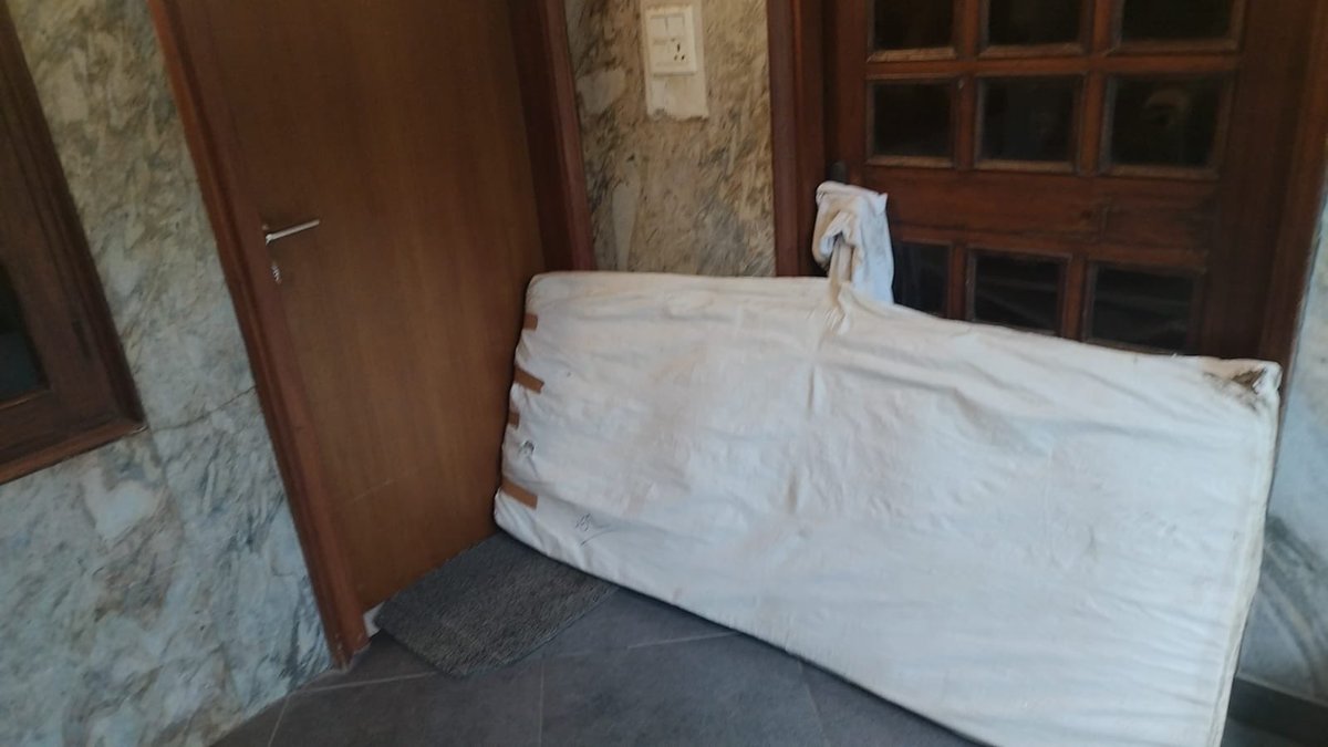 manoj182600's tweet photo. @delhivery @Delhivery_ I had sent my mattress as a parcel, but later requested it to be returned. However, the mattress I received back is not the same mattress that I originally sent. I received a different mattress instead. https://t.co/vWfQtw9J1G