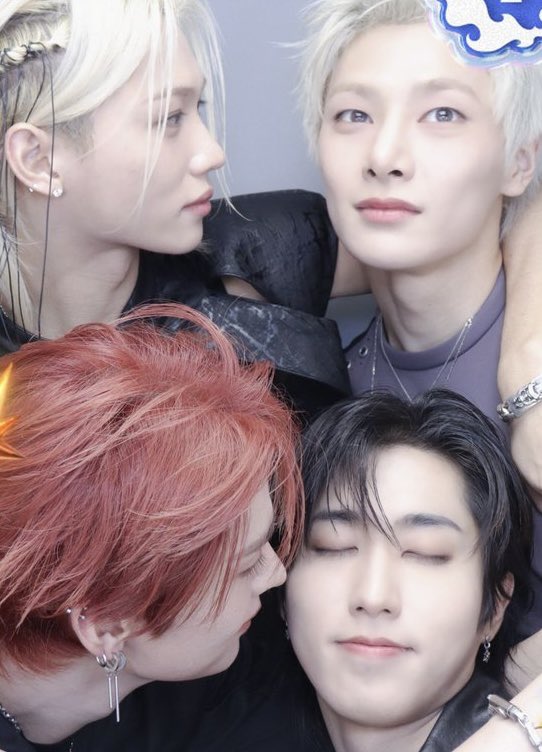 spearhyunnie's tweet photo. I THINK THEY ALL SHOULD KISS EACH OTHER https://t.co/9FO60JhgfE
