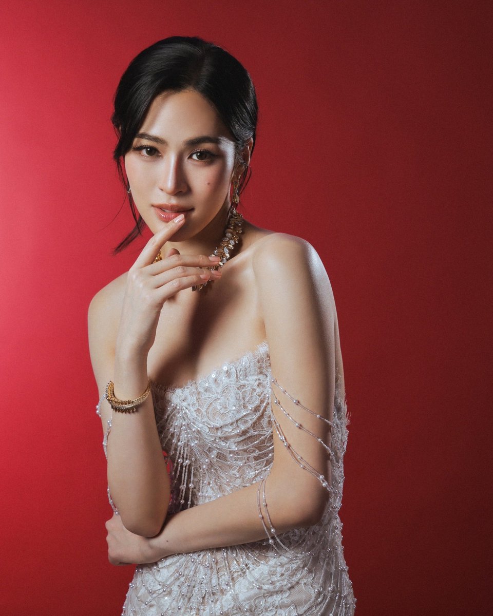 Siam_Paragon's tweet photo. Cartier เปล่งประกายบนพรมแดง Weibo Gala 2026 ณ สยามพารากอน พร้อมด้วยแขกคนสำคัญอย่าง หลิงหลิง คอง (@linglingsirilak) ที่มาร่วมสร้างสีสันและคว้ารางวัลสำคัญในค่ำคืนที่ผ่านมา ถ่ายทอดเสน่ห์เหนือกาลเวลาผ่านเครื่องประดับอันประณีต สะท้อนศิลปะแห่งงานฝีมือของเมซง

โดย หลิงหลิง คอง สวมใส่สร้อยคอ ต่างหู และแหวนจากคอลเลกชัน Grain de Café เยลโลว์โกลด์ประดับเพชรที่ได้รับแรงบันดาลใจจากรูปทรงเมล็ดกาแฟ 

ค้นพบผลงานอันเป็นเอกลักษณ์ของ Cartier ได้ที่ชั้น M และ 1 สยามพารากอน

WEIBO GALA 2026 AT SIAM PARAGON

#CartierThailand @Cartier 
#linglingkwong 
#WeiboGala2026xSiamParagon
#WeiboGala2026
#SiamParagon