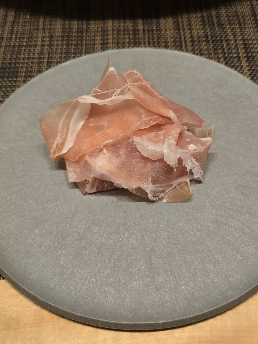 isozaki_kenta's tweet photo. 「生ハムにはどぶろくが合う」
そんな驚きの提案をサルメリアロッキュー店主から貰いました。

「権化　土の密℃」岩手県遠野市のnondoさん。
ビビりましたw
貴腐ワインのような甘さと複雑性のあるどぶろくのペアリングがこんなにも合うなんて… https://t.co/CnABkYRDvW