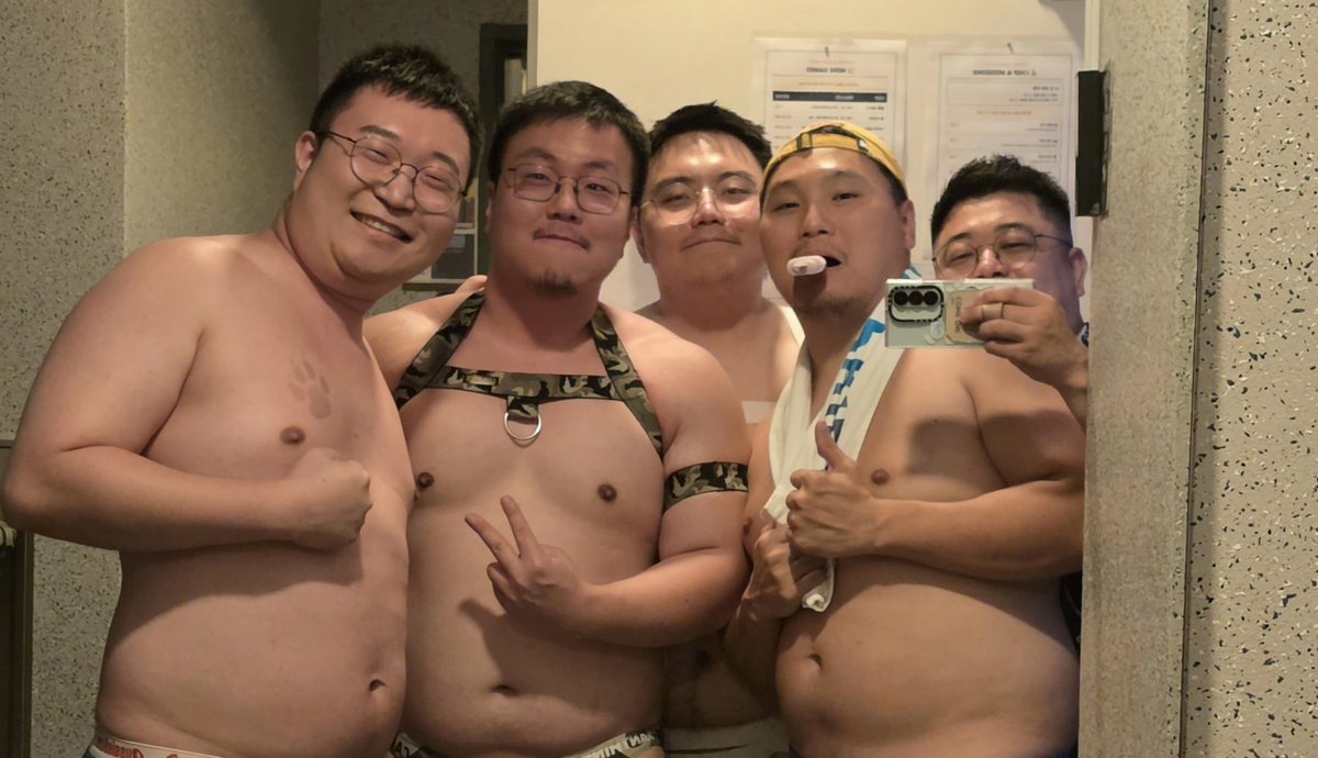 Ggogi2003's tweet photo. 파티 또 하고시픔... https://t.co/uq1FoPRnEV