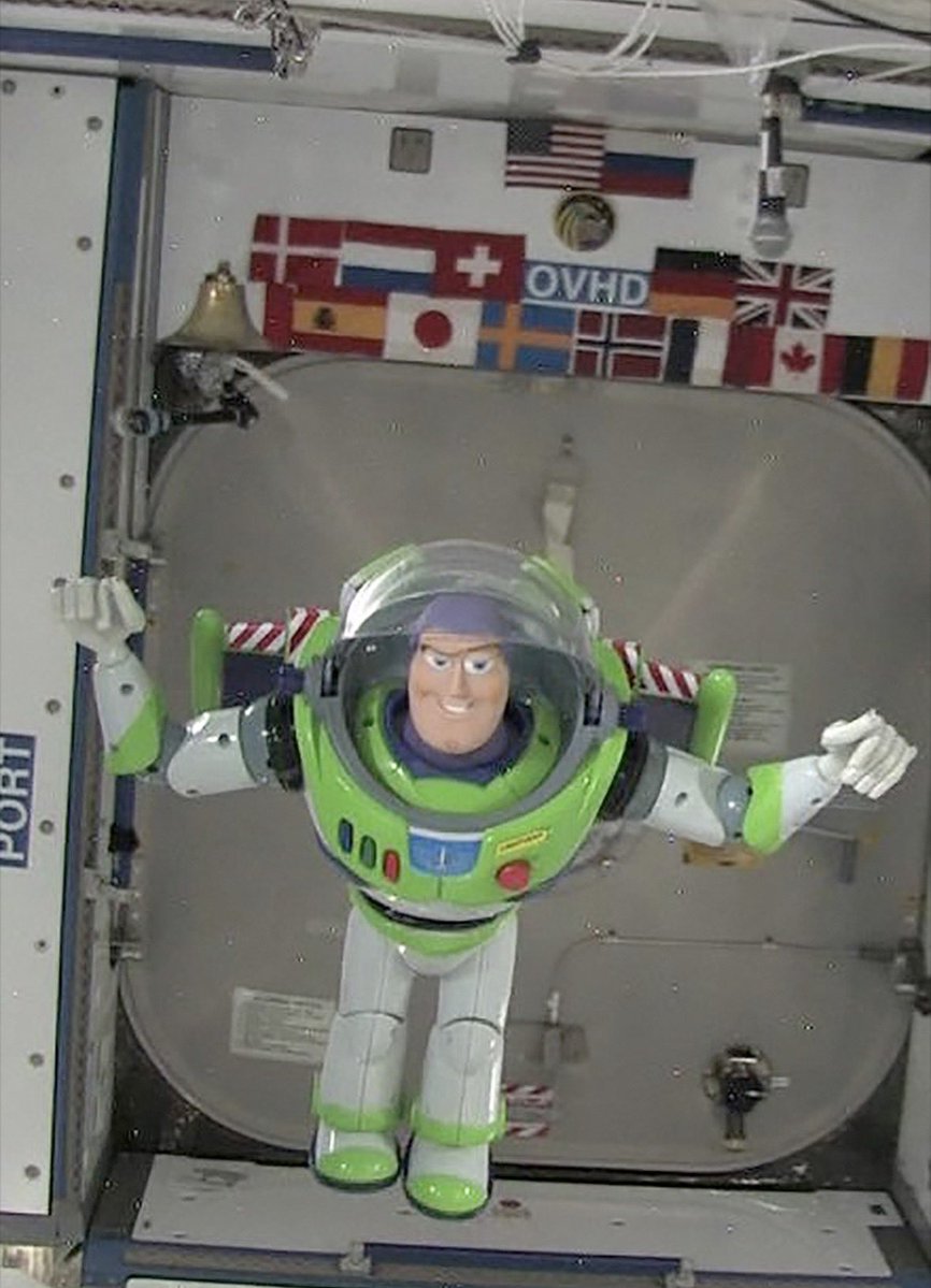 takapi3131's tweet photo. トイ・ストーリーのバズ・ライトイヤー、2008年にNASAのスペースシャトルに乗ってマジで本物の宇宙へ行った実話ほんと好き。

ISS（国際宇宙ステーション）に15ヶ月間滞在して無重力空間を漂った後、地球に帰還してディズニーでパレードまで開催された。

まさに「無限の彼方へ」を現実で達成した本物のおもちゃ🚀✨
#TOYSTORY
#トイストーリー
#トイストーリー5