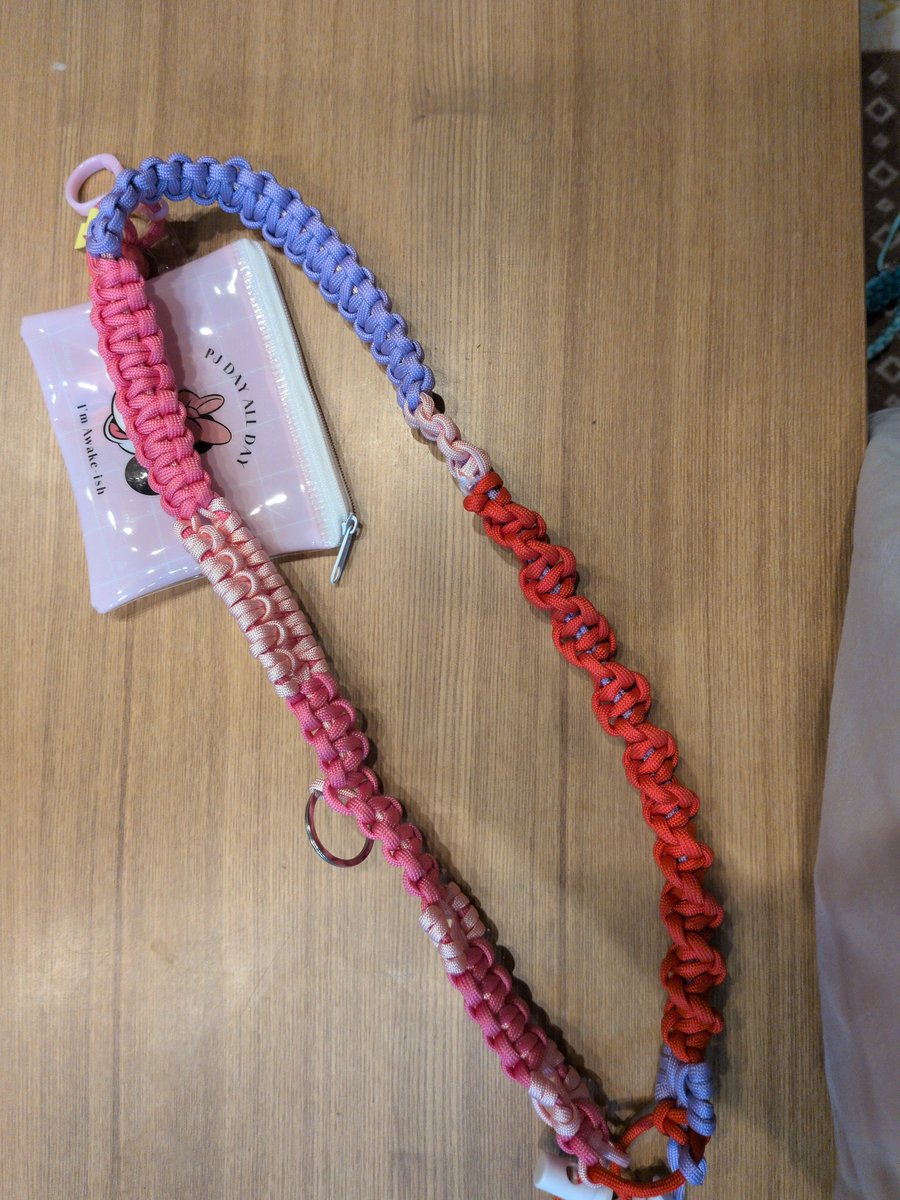 yuka0130start's tweet photo. 娘の誕���日に流行りのパラコードで作ったストラップあげたら喜んでもらえた(*^^*) https://t.co/p5sYH8Pa30
