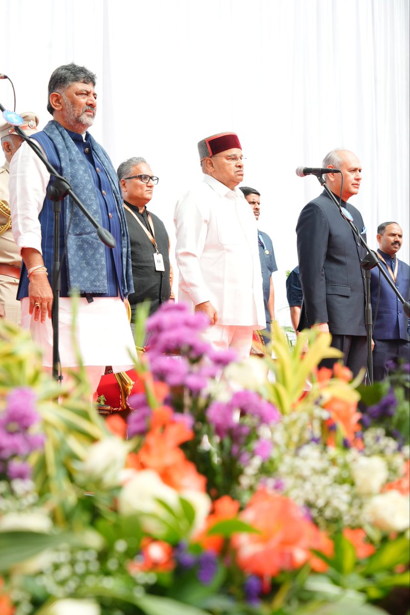 CMofKarnataka's tweet photo. ಲೋಕಭವನದಲ್ಲಿ ಇಂದು ನಡೆದ ಕರ್ನಾಟಕ ಉಚ್ಛ ನ್ಯಾಯಾಲಯದ 6 ನೂತನ ಹೆಚ್ಚುವರಿ ನ್ಯಾಯಾಧೀಶರ ಪ್ರಮಾಣವಚನ ಕಾರ್ಯಕ್ರಮದಲ್ಲಿ ಸನ್ಮಾನ್ಯ ಮುಖ್ಯಮಂತ್ರಿಗಳಾದ ಶ್ರೀ @DKShivakumar ಅವರು ಭಾಗವಹಿಸಿದರು. ರಾಜ್ಯಪಾಲರಾದ ಥಾವರ್ ಚಂದ್ ಗೆಹ್ಲೋಟ್, ಕರ್ನಾಟಕದ ಮುಖ್ಯನ್ಯಾಯಮೂರ್ತಿಗಳಾದ ವಿಭು ಬ���್ರು ಉಪಸ್ಥಿತರಿದ್ದರು.

ಮುಖ್ಯಮಂತ್ರಿಗಳು ಹೆಚ್ಚುವರಿ ನ್ಯಾಯಮೂರ್ತಿಗಳಾಗಿ ಪ್ರಮಾಣವಚನ ಸ್ವೀಕರಿಸಿದ ರಾಘವೇಂದ್ರ ಸೀತಾರಾಮ್ ಶ್ರೀವತ್ಸ, ಹೇಮಾ ಕುಲಕರ್ಣಿ, ಸುಬ್ರಮಣ್ಯ ರಂಗರಾವ್, ತಡಗವಾಡಿ ಪ್ರಕಾಶ್ ವಿವೇಕಾನಂದ, ಬಕ್ಕೇಶ್ವರ ಪ್ರಮೋದ್, ಹೊಂಬೇಗೌಡ ಶಾಂತಿ ಭೂಷಣ್ ಅವರಿಗೆ ಶುಭಾಶಯ ಕೋರಿದರು.