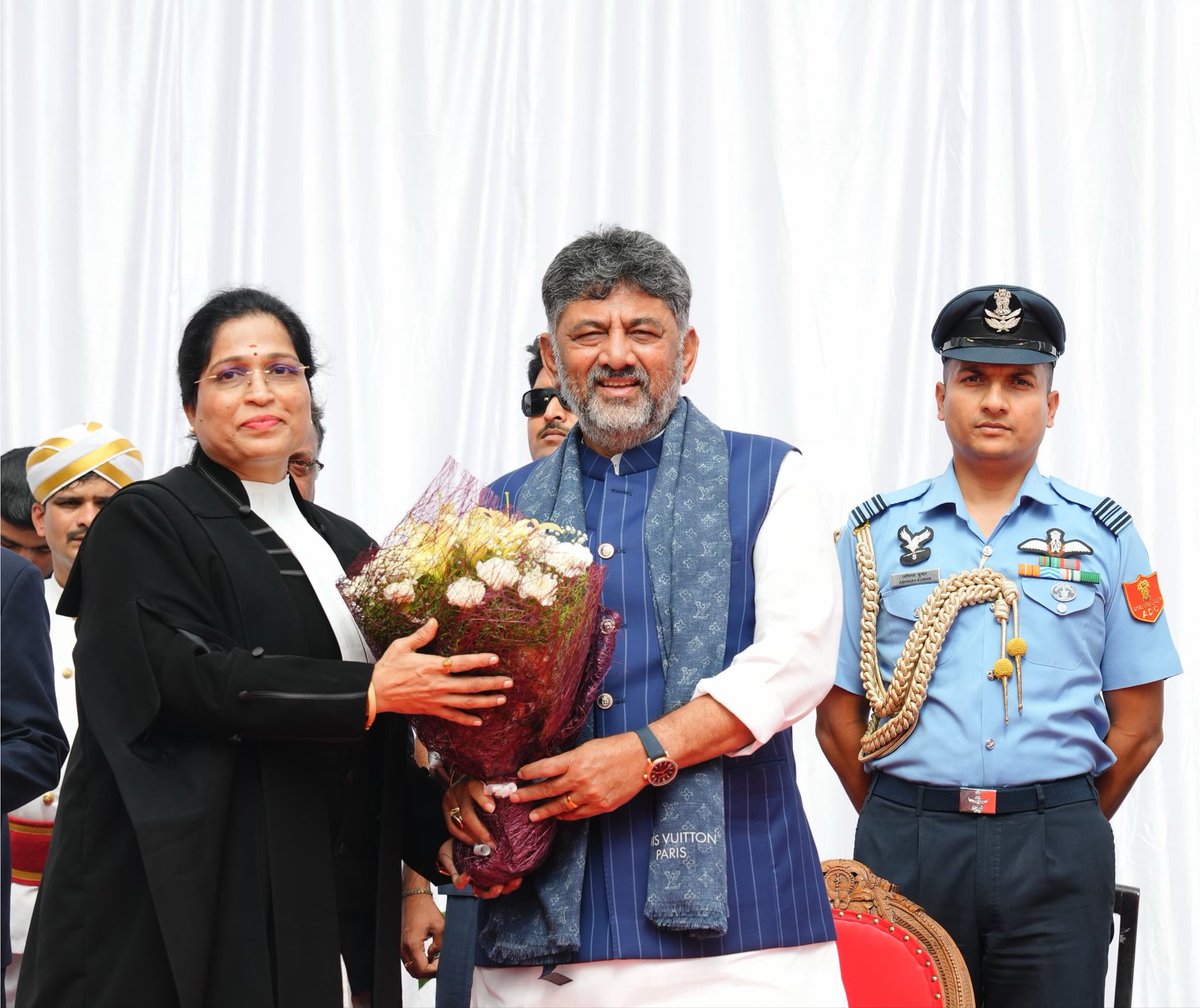 CMofKarnataka's tweet photo. ಲೋಕಭವನದಲ್ಲಿ ಇಂದು ನಡೆದ ಕರ್ನಾಟಕ ಉಚ್ಛ ನ್ಯಾಯಾಲಯದ 6 ನೂತನ ಹೆಚ್ಚುವರಿ ನ್ಯಾಯಾಧೀಶರ ಪ್ರಮಾಣವಚನ ಕಾರ್ಯಕ್ರಮದಲ್ಲಿ ಸನ್ಮಾನ್ಯ ಮುಖ್ಯಮಂತ್ರಿಗಳಾದ ಶ್ರೀ @DKShivakumar ಅವರು ಭಾಗವಹಿಸಿದರು. ರಾಜ್ಯಪಾಲರಾದ ಥಾವರ್ ಚಂದ್ ಗೆಹ್ಲೋಟ್, ಕರ್ನಾಟಕದ ಮುಖ್ಯನ್ಯಾಯಮೂರ್ತಿಗಳಾದ ವಿಭು ಬ���್ರು ಉಪಸ್ಥಿತರಿದ್ದರು.

ಮುಖ್ಯಮಂತ್ರಿಗಳು ಹೆಚ್ಚುವರಿ ನ್ಯಾಯಮೂರ್ತಿಗಳಾಗಿ ಪ್ರಮಾಣವಚನ ಸ್ವೀಕರಿಸಿದ ರಾಘವೇಂದ್ರ ಸೀತಾರಾಮ್ ಶ್ರೀವತ್ಸ, ಹೇಮಾ ಕುಲಕರ್ಣಿ, ಸುಬ್ರಮಣ್ಯ ರಂಗರಾವ್, ತಡಗವಾಡಿ ಪ್ರಕಾಶ್ ವಿವೇಕಾನಂದ, ಬಕ್ಕೇಶ್ವರ ಪ್ರಮೋದ್, ಹೊಂಬೇಗೌಡ ಶಾಂತಿ ಭೂಷಣ್ ಅವರಿಗೆ ಶುಭಾಶಯ ಕೋರಿದರು.