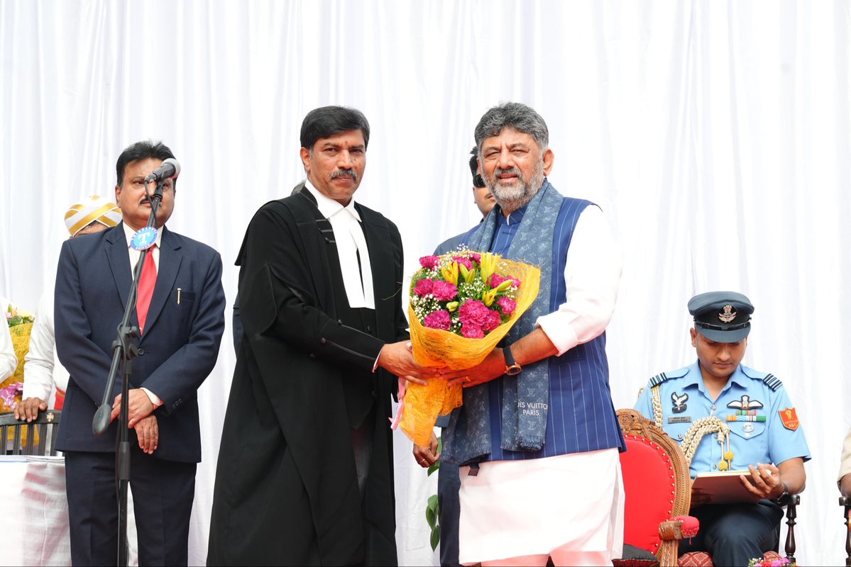 CMofKarnataka's tweet photo. ಲೋಕಭವನದಲ್ಲಿ ಇಂದು ನಡೆದ ಕರ್ನಾಟಕ ಉಚ್ಛ ನ್ಯಾಯಾಲಯದ 6 ನೂತನ ಹೆಚ್ಚುವರಿ ನ್ಯಾಯಾಧೀಶರ ಪ್ರಮಾಣವಚನ ಕಾರ್ಯಕ್ರಮದಲ್ಲಿ ಸನ್ಮಾನ್ಯ ಮುಖ್ಯಮಂತ್ರಿಗಳಾದ ಶ್ರೀ @DKShivakumar ಅವರು ಭಾಗವಹಿಸಿದರು. ರಾಜ್ಯಪಾಲರಾದ ಥಾವರ್ ಚಂದ್ ಗೆಹ್ಲೋಟ್, ಕರ್ನಾಟಕದ ಮುಖ್ಯನ್ಯಾಯಮೂರ್ತಿಗಳಾದ ವಿಭು ಬ���್ರು ಉಪಸ್ಥಿತರಿದ್ದರು.

ಮುಖ್ಯಮಂತ್ರಿಗಳು ಹೆಚ್ಚುವರಿ ನ್ಯಾಯಮೂರ್ತಿಗಳಾಗಿ ಪ್ರಮಾಣವಚನ ಸ್ವೀಕರಿಸಿದ ರಾಘವೇಂದ್ರ ಸೀತಾರಾಮ್ ಶ್ರೀವತ್ಸ, ಹೇಮಾ ಕುಲಕರ್ಣಿ, ಸುಬ್ರಮಣ್ಯ ರಂಗರಾವ್, ತಡಗವಾಡಿ ಪ್ರಕಾಶ್ ವಿವೇಕಾನಂದ, ಬಕ್ಕೇಶ್ವರ ಪ್ರಮೋದ್, ಹೊಂಬೇಗೌಡ ಶಾಂತಿ ಭೂಷಣ್ ಅವರಿಗೆ ಶುಭಾಶಯ ಕೋರಿದರು.