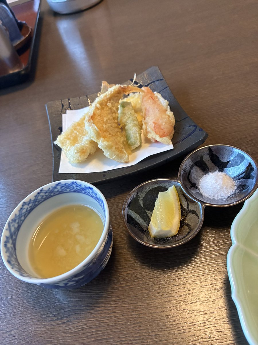 xxtakaha's tweet photo. 今日は贅沢をしに間人温泉に！
これでもかというくらい日本酒のアテが出てきて、日本酒進むすすむススム
（正直、前菜の湯葉と鮎だけで何合か飲めるw）

のどぐろ天ぷら美味すぎ https://t.co/TqzFcYSLG5
