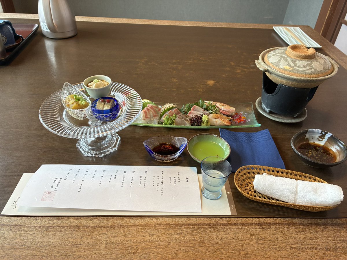 xxtakaha's tweet photo. 今日は贅沢をしに間人温泉に！
これでもかというくらい日本酒のアテが出てきて、日本酒進むすすむススム
（正直、前菜の湯葉と鮎だけで何合か飲めるw）

のどぐろ天ぷら美味すぎ https://t.co/TqzFcYSLG5