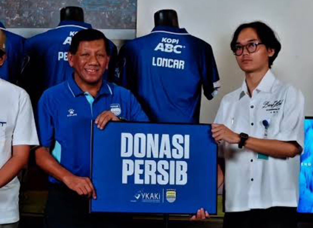 Reseupersib's tweet photo. Melihat aksi sosial Positive Movement dari Bobotoh yang berhasil mengumpulkan donasi sebesar Rp106.346.743 untuk Yayasan Kasih Anak Kanker Indonesia (YKAKI) saat momen pengenalan pemain baru Danijel Lončar, ini adalah momen yang sangat membanggakan!

Hatur nuhun Bobotoh! Kebaikan kecil yang disatukan jadi gerakan yang luar biasa besar. Bangga!

📷persib