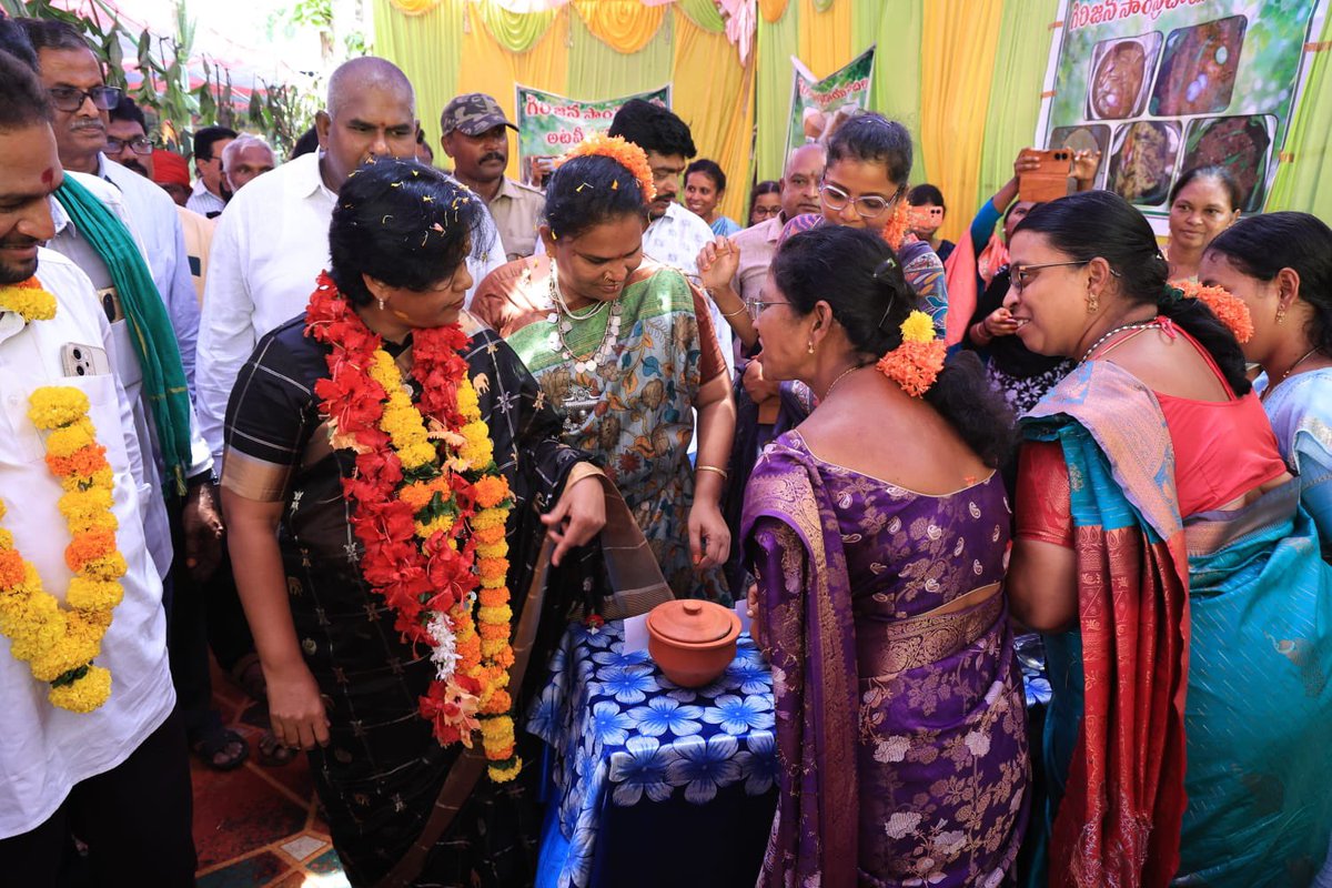 collector_akp's tweet photo. ప్రపంచ ఆదివాసి దినోత్సవం సందర్భంగా అనకాపల్లి జిల్లా నాతవరం మండలం రామన్నపాలెంలో జరిగిన జిల్లా స్థాయి వేడుకల్లో కలెక్టర్ విజయ కృష్ణన్ పాల్గొన్నారు. ఆదివాసీ సంస్కృతి, సంప్రదాయాల పరిరక్షణకు, సంక్షేమానికి కృషి చేస్తామని తెలిపారు. #VijayKrishnan #Anakapalli #TribalWelfare #AdivasiDay https://t.co/W60PA4D75C