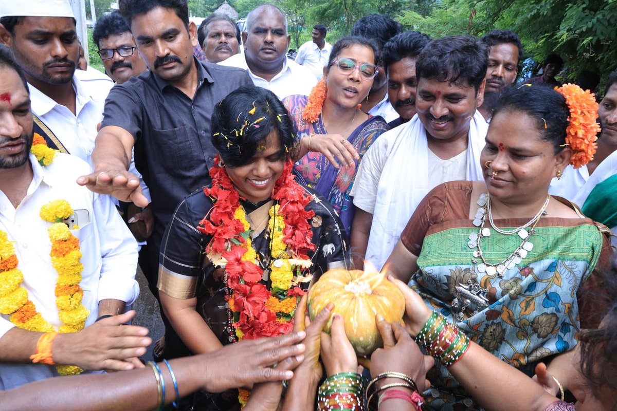 collector_akp's tweet photo. ప్రపంచ ఆదివాసి దినోత్సవం సందర్భంగా అనకాపల్లి జిల్లా నాతవరం మండలం రామన్నపాలెంలో జరిగిన జిల్లా స్థాయి వేడుకల్లో కలెక్టర్ విజయ కృష్ణన్ పాల్గొన్నారు. ఆదివాసీ సంస్కృతి, సంప్రదాయాల పరిరక్షణకు, సంక్షేమానికి కృషి చేస్తామని తెలిపారు. #VijayKrishnan #Anakapalli #TribalWelfare #AdivasiDay https://t.co/W60PA4D75C