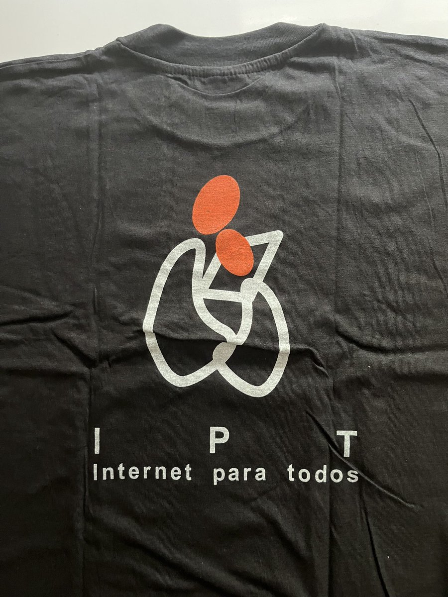 adsuara's tweet photo. En el mes de agosto de hace 25 años tuve el honor de participar, dentro de la #CampusParty de Valencia y en el marco del programa “Internet Para Todos”, en la creación del movimiento @cibervoluntario, con @ciberyolanda. Aún guardo algunas camisetas. ¿Las querrán para el Museo? 😉 https://t.co/mqN9oZFYUF