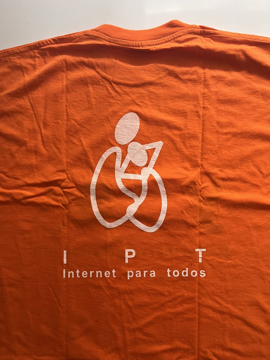 adsuara's tweet photo. En el mes de agosto de hace 25 años tuve el honor de participar, dentro de la #CampusParty de Valencia y en el marco del programa “Internet Para Todos”, en la creación del movimiento @cibervoluntario, con @ciberyolanda. Aún guardo algunas camisetas. ¿Las querrán para el Museo? 😉 https://t.co/mqN9oZFYUF