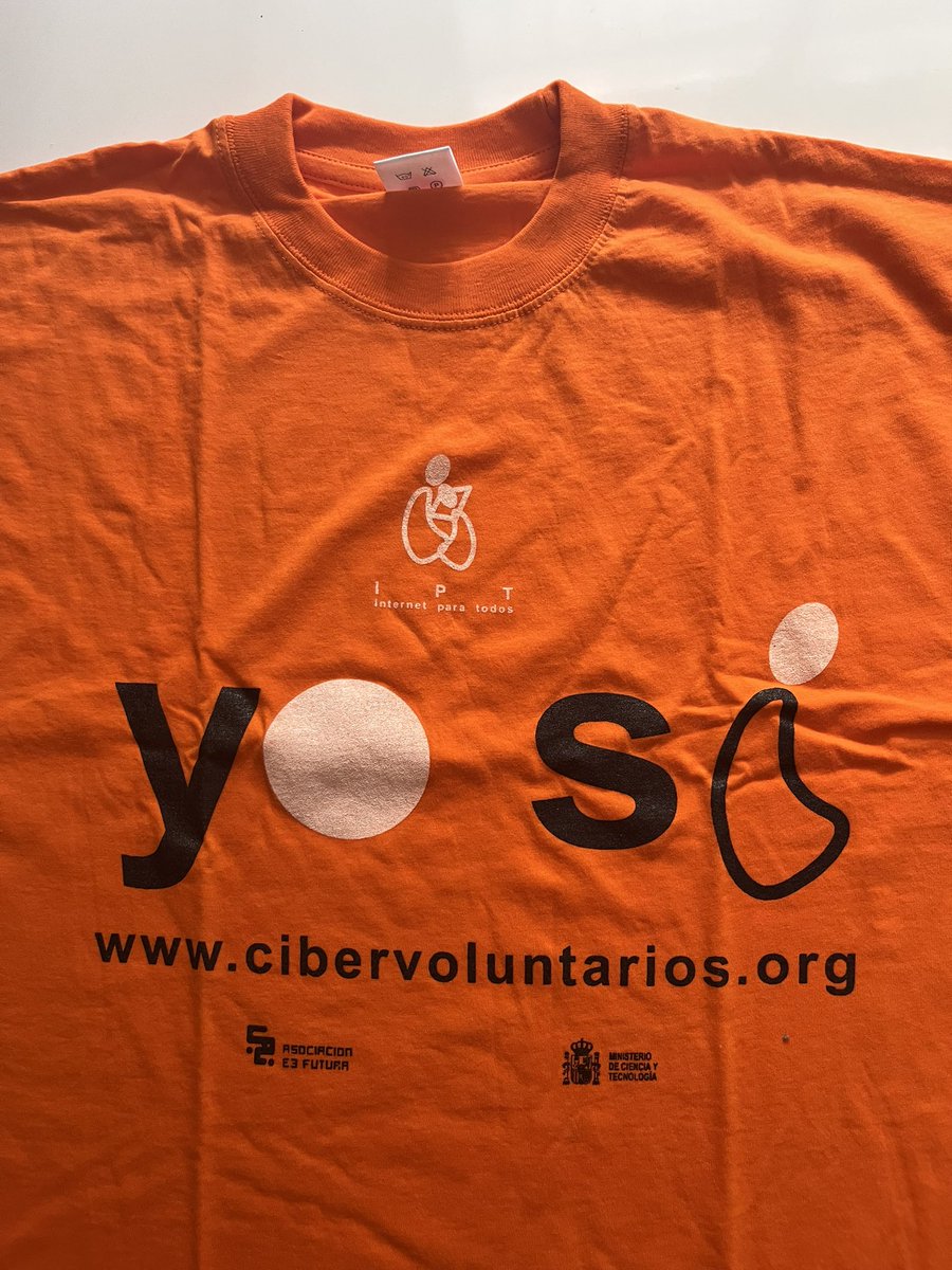 adsuara's tweet photo. En el mes de agosto de hace 25 años tuve el honor de participar, dentro de la #CampusParty de Valencia y en el marco del programa “Internet Para Todos”, en la creación del movimiento @cibervoluntario, con @ciberyolanda. Aún guardo algunas camisetas. ¿Las querrán para el Museo? 😉 https://t.co/mqN9oZFYUF