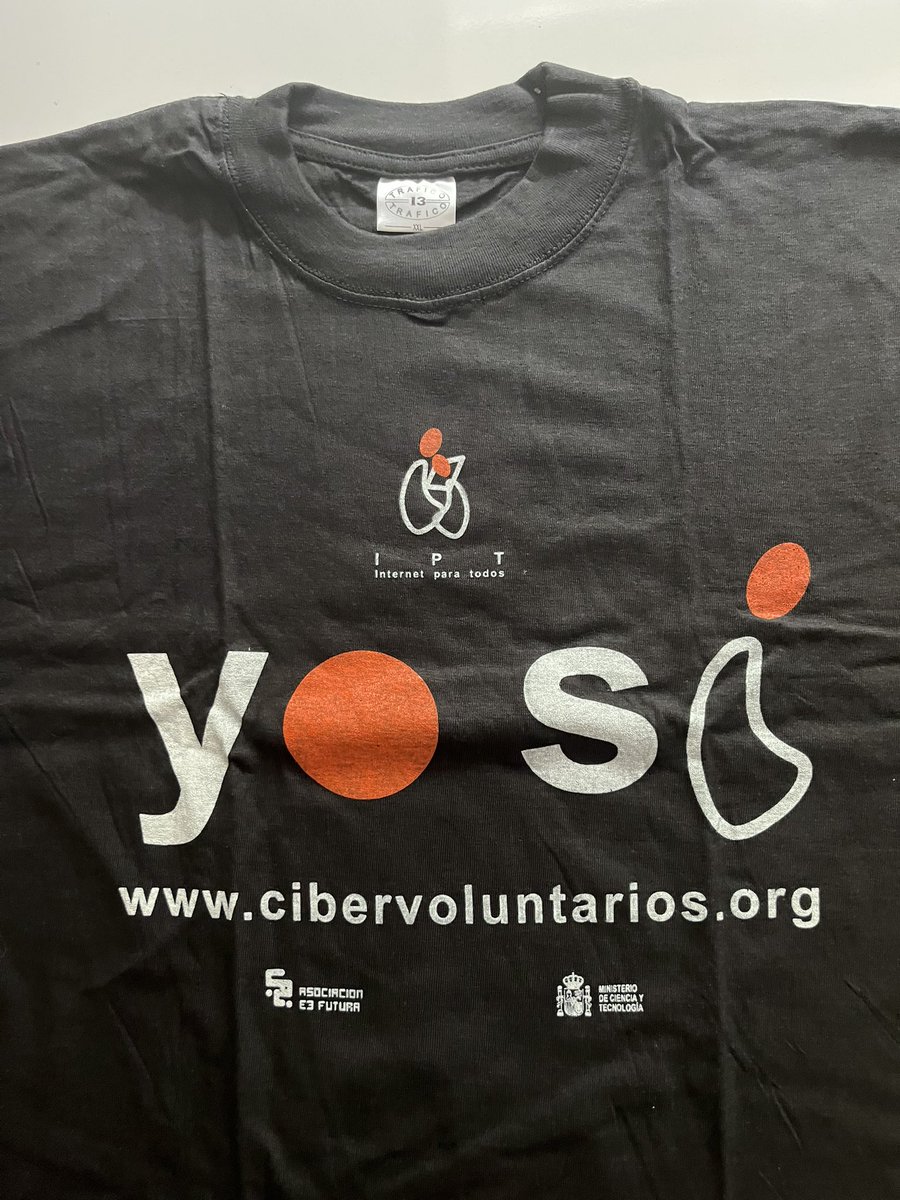 adsuara's tweet photo. En el mes de agosto de hace 25 años tuve el honor de participar, dentro de la #CampusParty de Valencia y en el marco del programa “Internet Para Todos”, en la creación del movimiento @cibervoluntario, con @ciberyolanda. Aún guardo algunas camisetas. ¿Las querrán para el Museo? 😉 https://t.co/mqN9oZFYUF