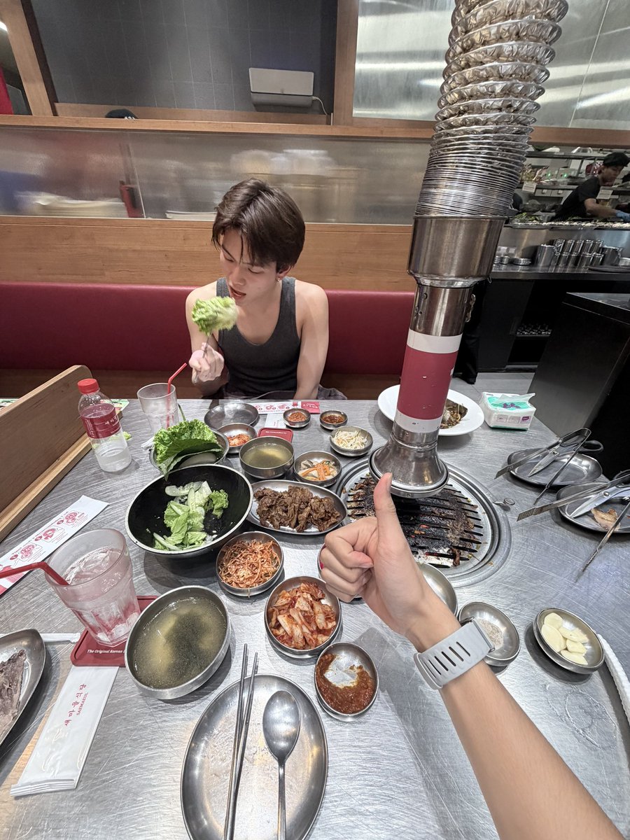 than_chanasit's tweet photo. กำลังลดความอ้วนครับ(กินแต่ผัก) https://t.co/tVS9QFl7CV