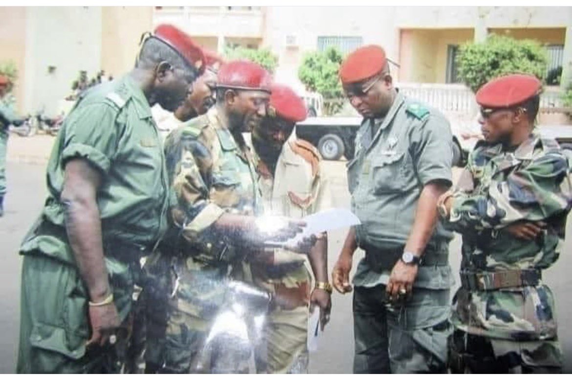 SyllaPoutine's tweet photo. Ça se voit clairement sur la photo que Toumba paix à son âme c’était lui l’intellectuel du groupe je ne comprends pas pourquoi le prince du SUD est loin des autres en plus croise les bras 🤣🤣

« LE DESTIN EST PHÉNOMÉNAL »
#TL224 #Kibaro https://t.co/mztTbD70j8