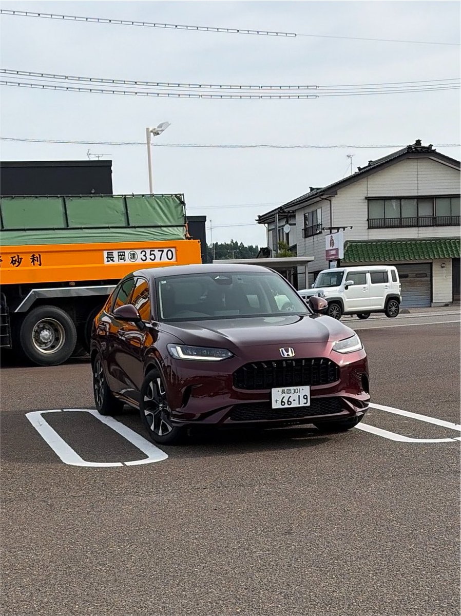 kazrv_'s tweet photo. 後ろ走ってた父親に｢元々ああいう車高の車にしか見えないけど若干キャンバー付いてるからまあ下がってるのはわかる｣って的確すぎること言われた車 https://t.co/bxKzRmm8NA