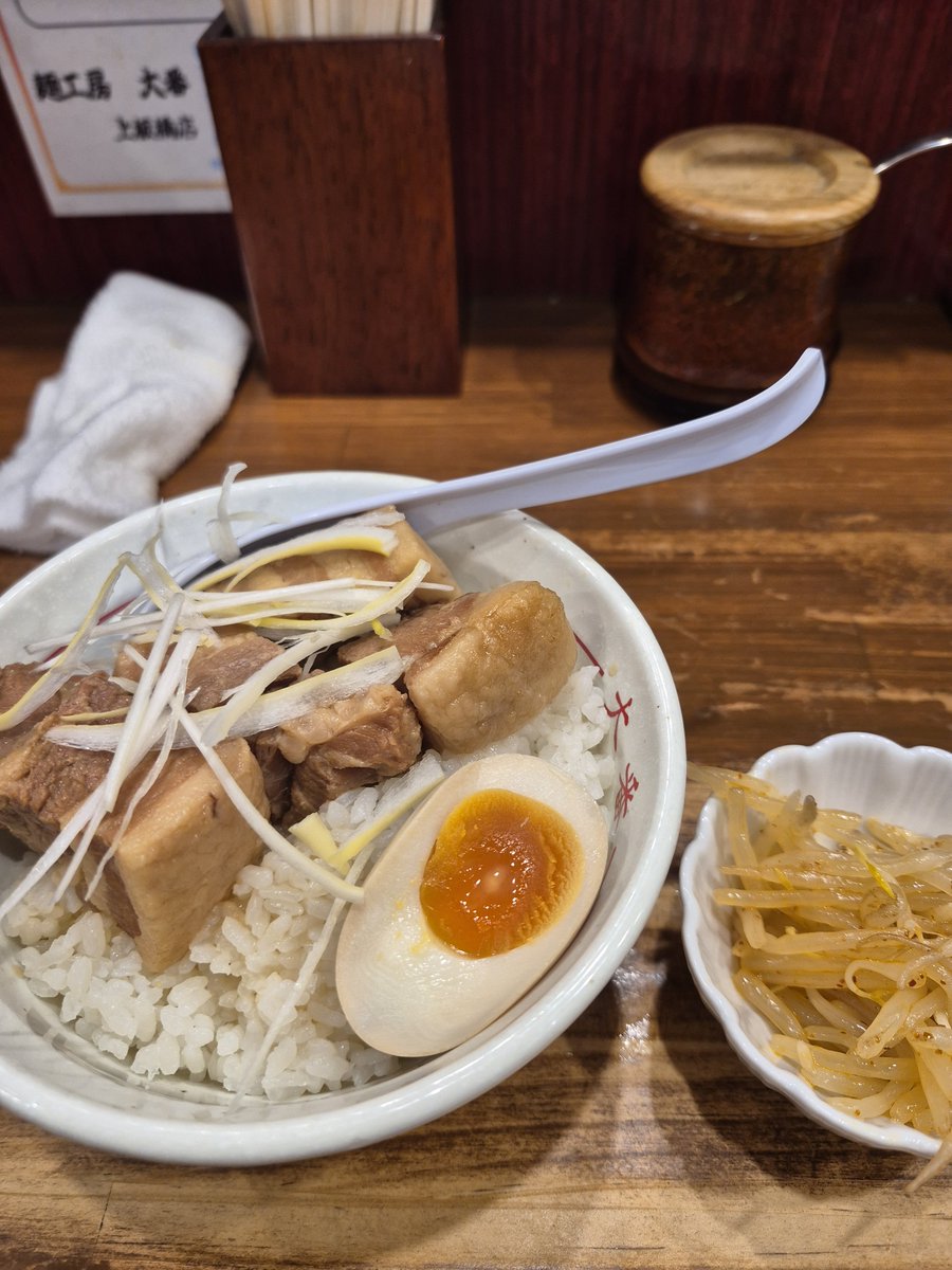 KOF5000's tweet photo. 大番ラーメンでランチ
『角煮丼』にしました。柔らかな角煮がたまりませんなぁ～
#大番ラーメン
#角煮丼 https://t.co/NCeqFOMfgK