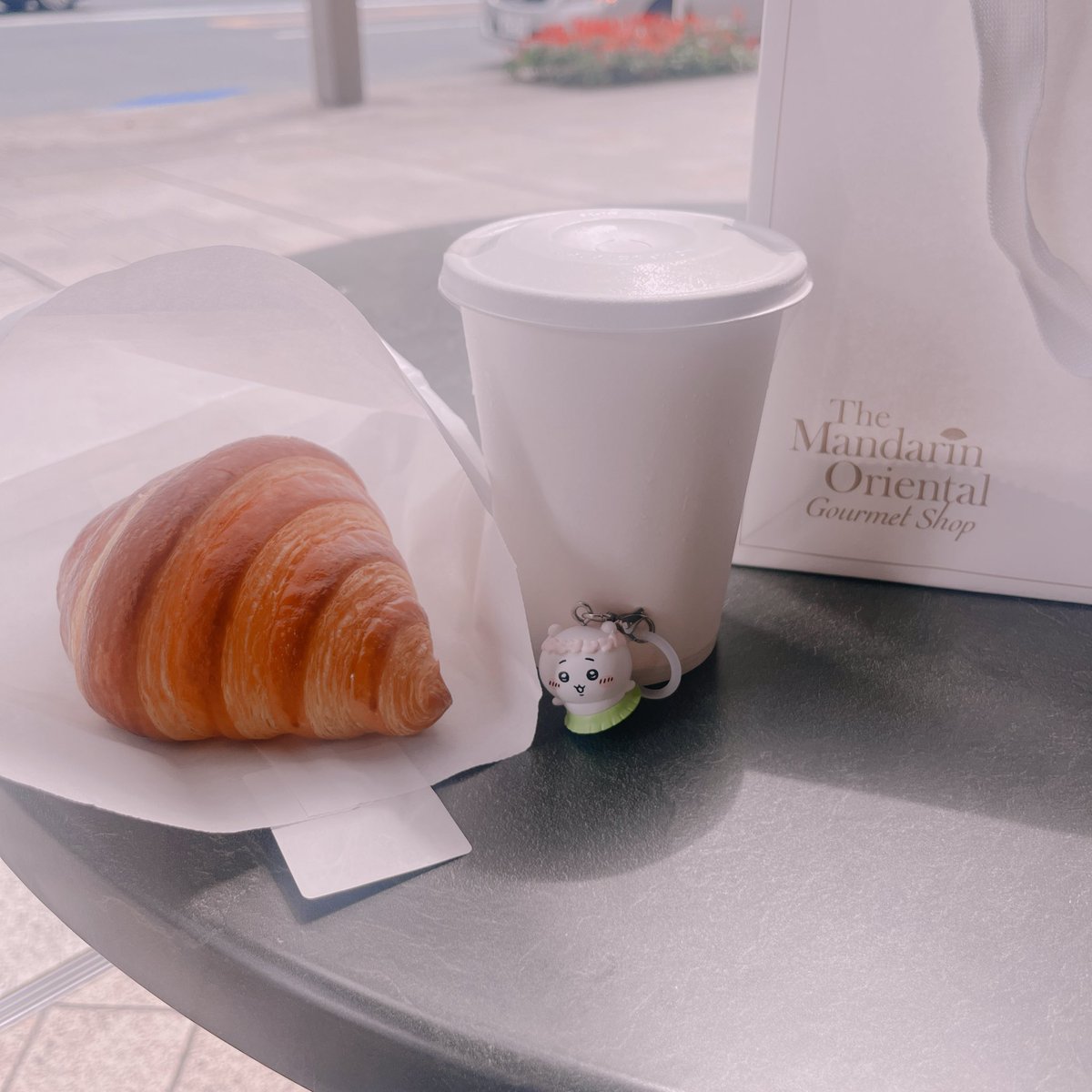 ritkst's tweet photo. モーニング食べて映画見よ♡って思ってたら開店と同時に行き45分待ってテイクアウトしかできず映画見ながらちいかわちゃんと共にお腹を鳴らしました＼ｸﾞｩ〜／ https://t.co/MbPP7ytloY