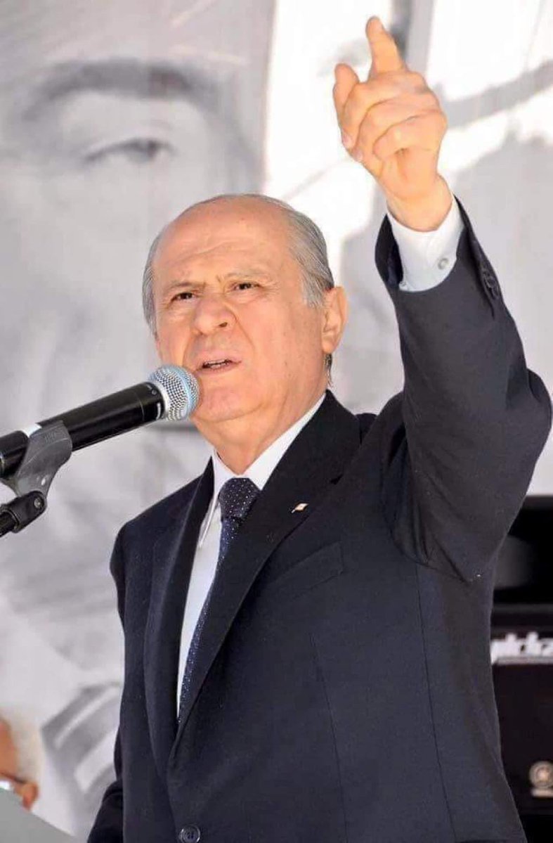 VeyselSahinMhp's tweet photo. Terör bitsin mi, bitmesin mi?
Kardeşliğimiz yeni yüzyıla mühür vursun mu, vurmasın mı?

Ortak Türk alfabesini yazan,
Zengezur Koridoru’nu açan,

Kalkınma Yolu Projesi’ni hazırlayan,
Mekke Anlaşması’nı imzalayan,

Türk dünyasını aynı istikamette buluşturan,
Asya’dan Avrupa’ya yeni yollar, yeni koridorlar açan,

Büyük Türk Milleti,
Büyük Türk Devleti;

Gönül ve Kültür Coğrafyamızdaki mazlumlara gariplere sahip çıkmaya çalışırken karşı komşusuyla düşman mı olsun?

Yoksa kardeşliğini tahkim edip, komşularıyla huzuru tesis edip,
önüne bakarak büyük hedeflerine doğru mu yürüsün?

Bizim cevabımız bellidir:

Terör bitecek.
Kardeşlik yeni yüzyıla mühür vuracak.

Ve Büyük Türk Milleti,
kendi yazdığı geleceğe kendi iradesiyle yürüyecektir.