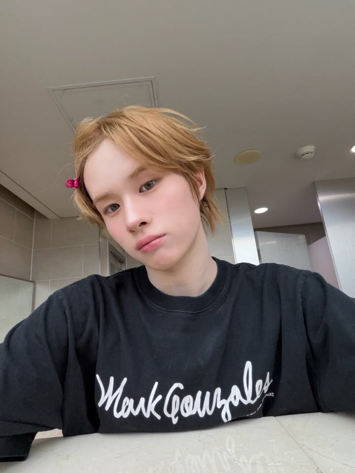 ____withtws's tweet photo. MV監督の方がぎょんたんのこのヘアピンセルカを偶然見つけてソダソダのMVにも取り入れてくれたらくて今360°のお辞儀してる https://t.co/8ZnyAkG8je