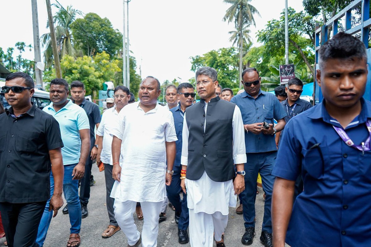 das_kanta38142's tweet photo. Preparations are underway for Hon’ble CM Dr. @himantabiswa’s visit to Raha tomorrow for the relaunch of the subsidised sugar & masoor dal distribution scheme.
Reviewed arrangements with Hon’ble Minister Shri @Pijush_hazarika , officials & party workers.
#Raha https://t.co/4acvF3m0Vo