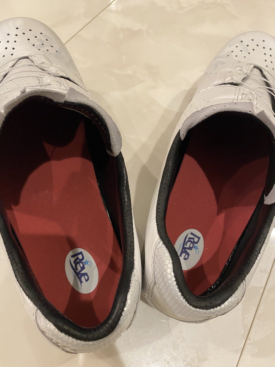 Kei2525T's tweet photo. インソールも施術してもらいました
膝が内転するのと荷重がかかった際に親指荷重になる点を改善する形で作成いただきました。
踏み込みも引き足も全くズレないのにぎゅうぎゅうってわけじゃなくまさにピタッとあってる靴って感じになった
あと白赤かっこいい
#ACTIVIKE https://t.co/aN29Zg0Q8Q