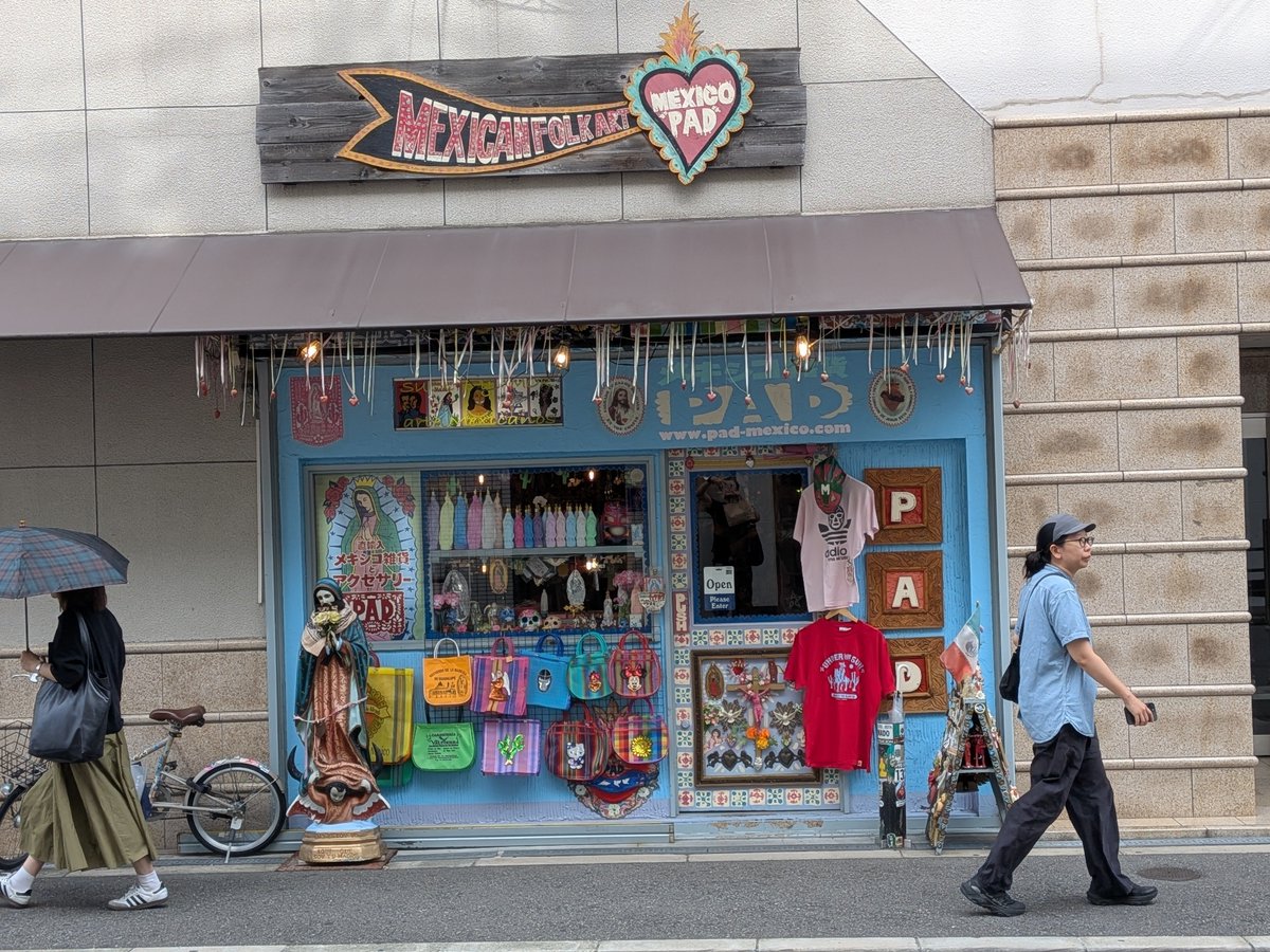kobo8519's tweet photo. 大阪〜！アメリカ村近くにメキシコ雑貨店発見✨️
ルチャリブレグッズもありミスティコマスク、Teeなど買いました！ビバ、メヒコ🇲🇽盆休み旅行楽しみまーす🍺
#メキシコ 
#岡山
#ルチャリブレ 
#プロレス
#ミスティコ 
#PAD https://t.co/OUSfgdMrI0