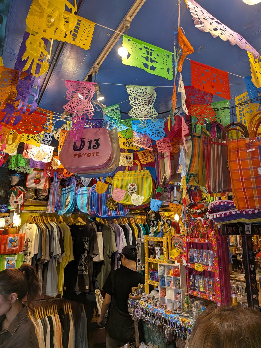 kobo8519's tweet photo. 大阪〜！アメリカ村近くにメキシコ雑貨店発見✨️
ルチャリブレグッズもありミスティコマスク、Teeなど買いました！ビバ、メヒコ🇲🇽盆休み旅行楽しみまーす🍺
#メキシコ 
#岡山
#ルチャリブレ 
#プロレス
#ミスティコ 
#PAD https://t.co/OUSfgdMrI0