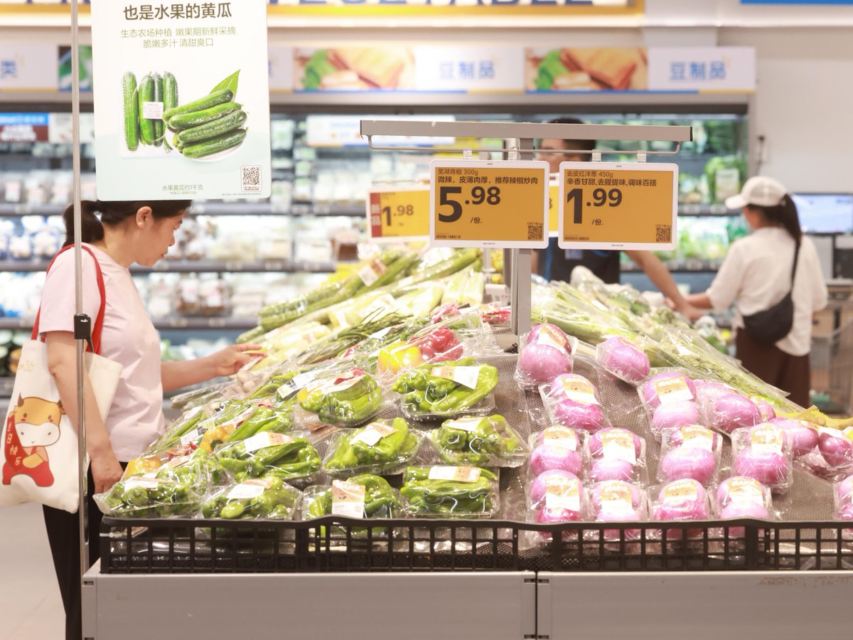 ChinaDaily's tweet photo. #China's consumer inflation rose at a slower pace in July due to weaker #gasoline price gains, while factory-gate inflation remained elevated despite edging down from a recent peak amid softer global commodity prices and seasonal factors, the National Bureau of Statistics said on Sunday. #CPI https://t.co/583ccd0zRy