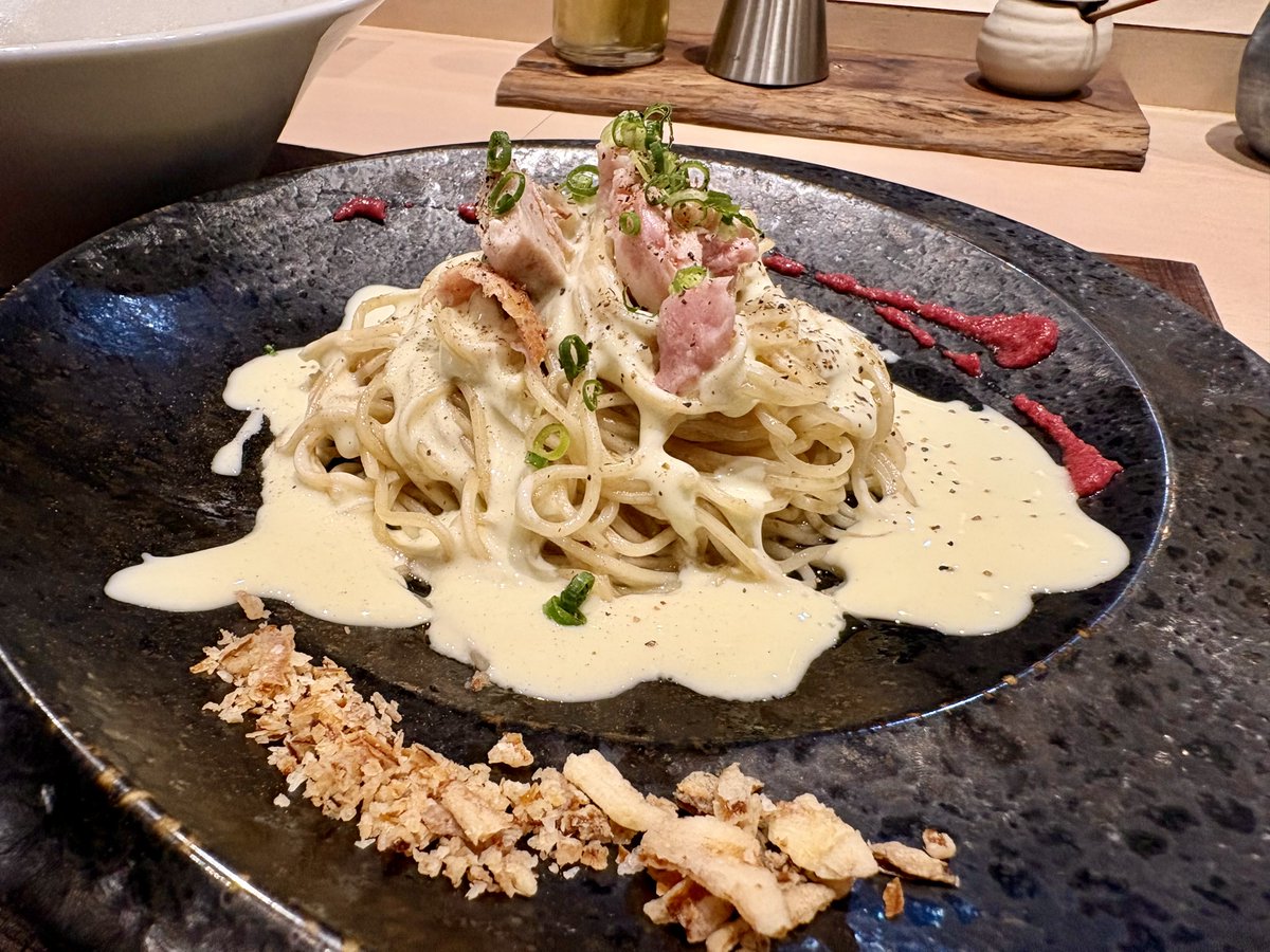 Markhult1's tweet photo. idouji 我孫子店

深み山椒からの替玉
山葵とクリームソース

濃厚な食感とワサビの風味でこれだけで1品として楽しめる1皿✨🍜✨
その後は深み山椒のスープに投入！ラーメンが山椒と山葵の風味になりこれまたうまい！ https://t.co/PjEe9SHUk5