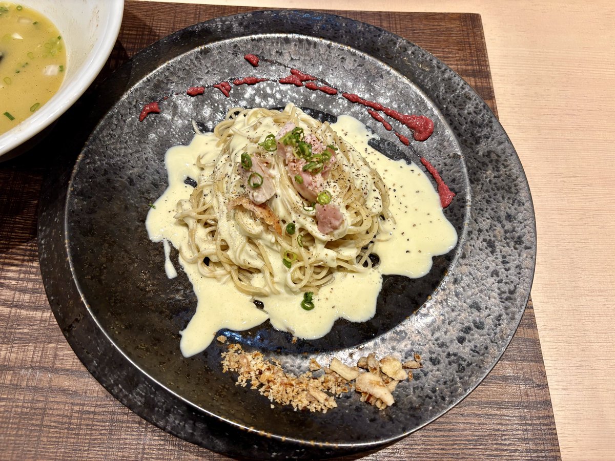 Markhult1's tweet photo. idouji 我孫子店

深み山椒からの替玉
山葵とクリームソース

濃厚な食感とワサビの風味でこれだけで1品として楽しめる1皿✨🍜✨
その後は深み山椒のスープに投入！ラーメンが山椒と山葵の風味になりこれまたうまい！ https://t.co/PjEe9SHUk5