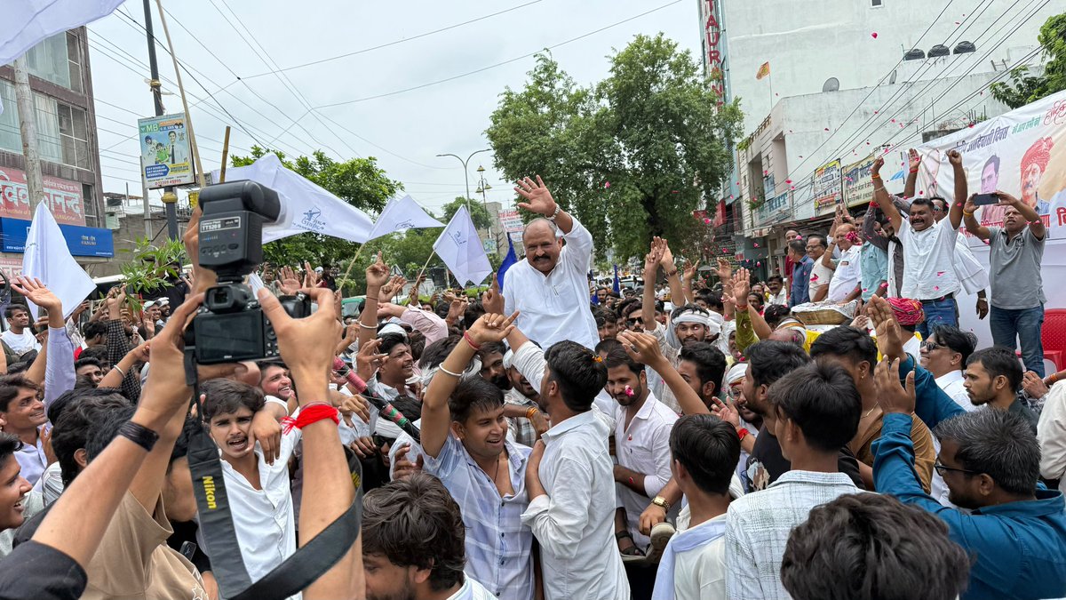 PrahladGunjal's tweet photo. जय जोहार!
विश्व आदिवासी दिवस के उपलक्ष्य में मीणा समाज कोटा द्वारा कोटियाभील प्रतिमा से लेकर कोटा दशहरा रंगमंच तक निकाली गई शोभायात्रा का केशवपुरा सेकंड चौराहे पर पुष्पवर्षा कर स्वागत किया तत्पश्चात भील समाज नयागांव द्वारा नयागांव से लेकर कोटियाभील प्रतिमा तक निकाले जाने वाली 1/2 https://t.co/36x8V56vX4