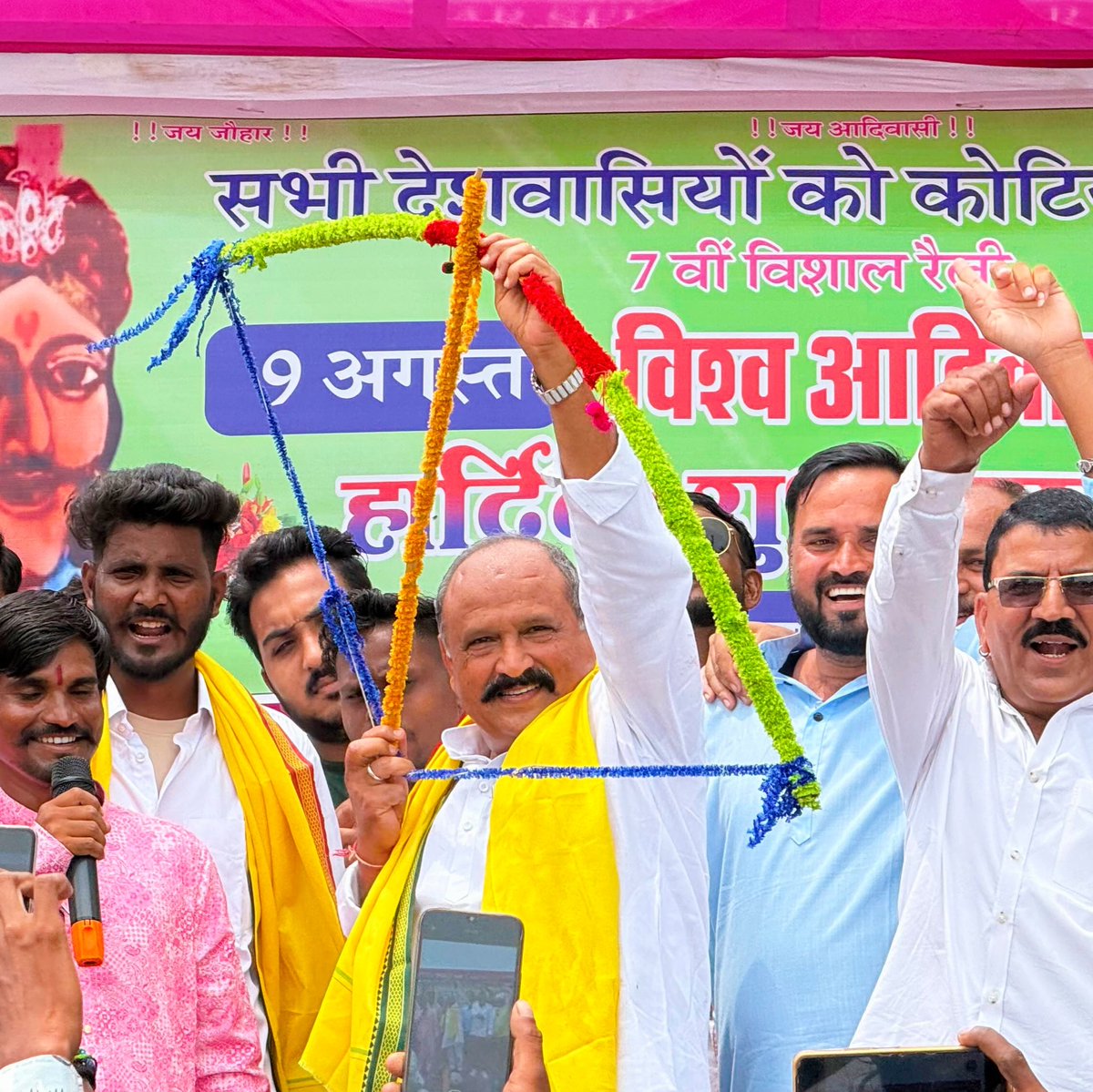 PrahladGunjal's tweet photo. जय जोहार!
विश्व आदिवासी दिवस के उपलक्ष्य में मीणा समाज कोटा द्वारा कोटियाभील प्रतिमा से लेकर कोटा दशहरा रंगमंच तक निकाली गई शोभायात्रा का केशवपुरा सेकंड चौराहे पर पुष्पवर्षा कर स्वागत किया तत्पश्चात भील समाज नयागांव द्वारा नयागांव से लेकर कोटियाभील प्रतिमा तक निकाले जाने वाली 1/2 https://t.co/36x8V56vX4