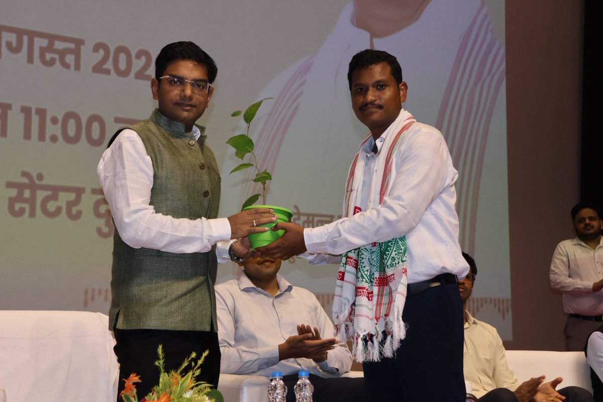 DumkaDc's tweet photo. झारखंड आदिवासी महोत्सव-2026 का भव्य शुभारंभ कन्वेंशन सेंटर में मुख्य अतिथि माननीय सांसद श्री नलिन सोरेन एवं उपस्थित अतिथियों द्वारा दीप प्रज्वलित कर किया गया। महोत्सव में आदिवासी कला, संस्कृति, भाषा, साहित्य एवं समृद्ध विरासत की विविध छटा देखने को मिली।
@HemantSorenJMM @prdjharkhand
#JharkhandseJohar #AdivasiMahotsav2026 #Dumka