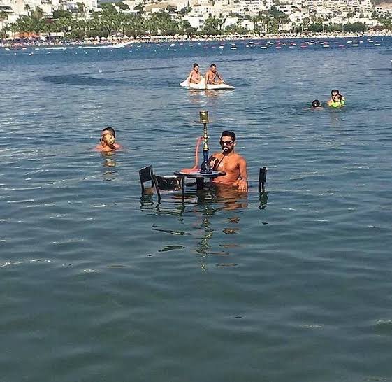 Lanaskimm's tweet photo. denize yürürken elimde iqos kalmış anlık olarak ŞU KİŞİYİM YA https://t.co/1tpDPoiTpM