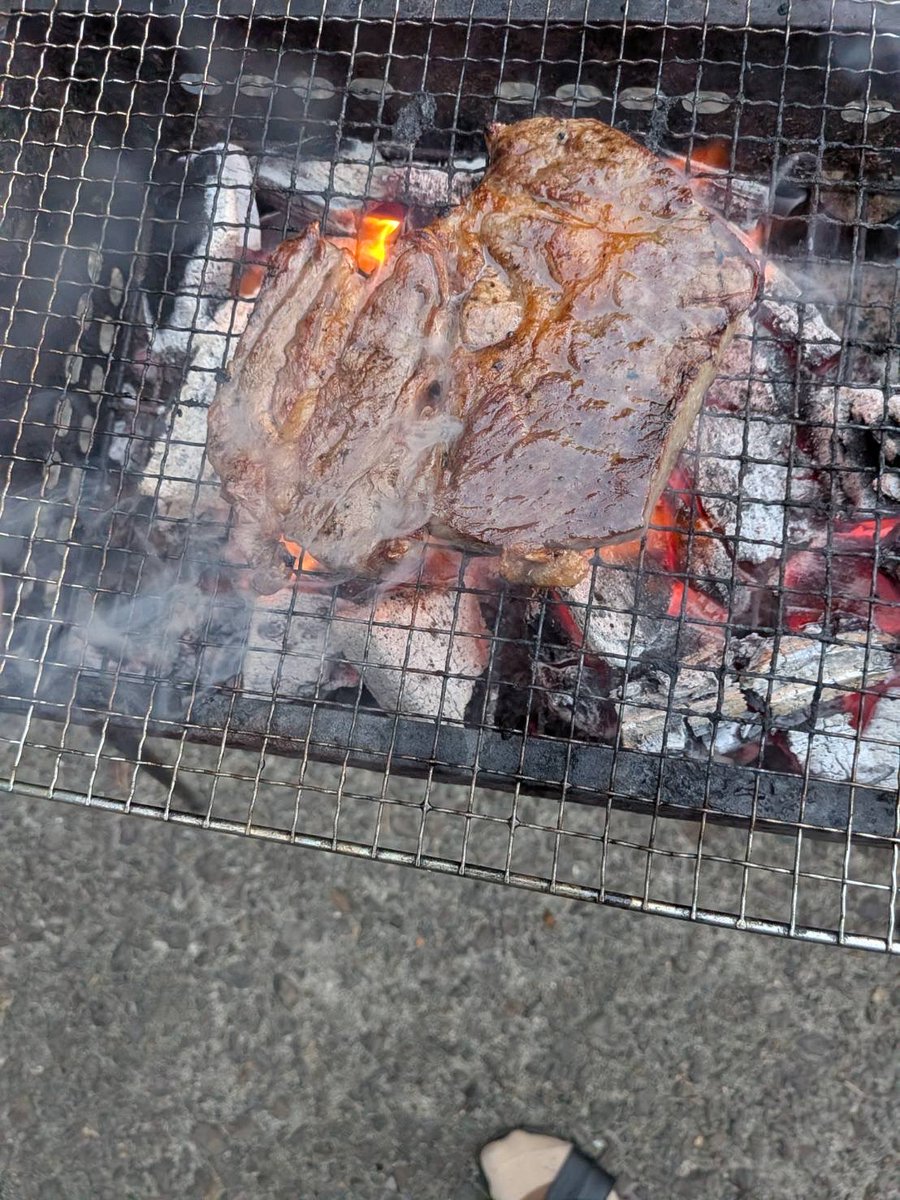 YUKI___official's tweet photo. ゆきおさん #佐渡 の実家でBBQ🍖

そして

youさん献杯！🍻🌹
またゆっくり酒呑みたいねぇ https://t.co/Q9f25niGld