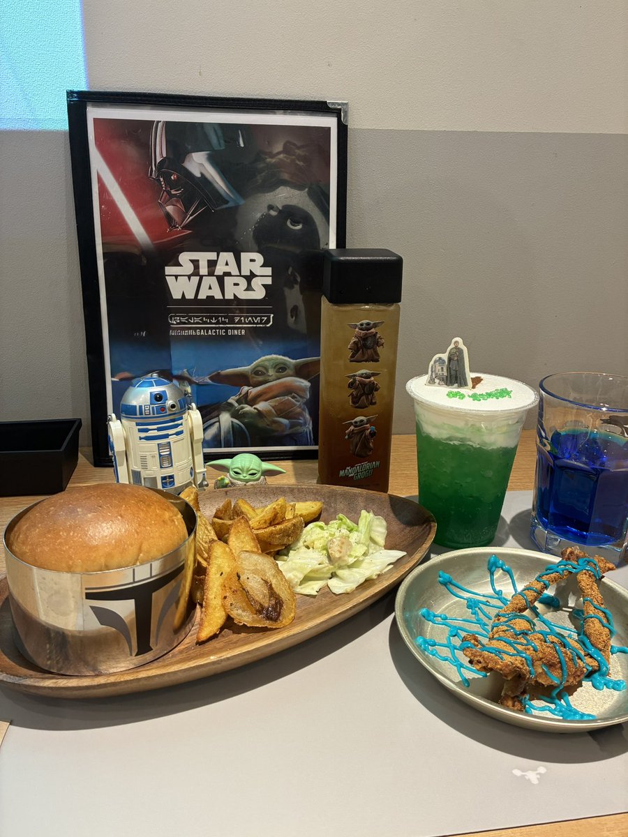 m54_pc's tweet photo. オフ会で美味しいと伺った我らの道バーガー食しました〜美味🍔
ギャラクシーお冷は以前見かけた投稿よりどんどん青が濃くなってる気がします🟦
カエルも食しました🐸 https://t.co/GGzv5Hgkib