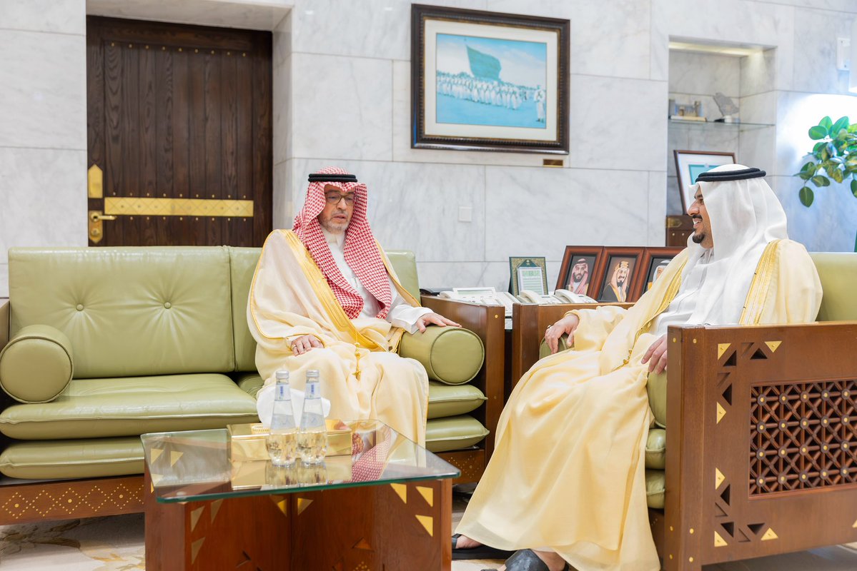 emara_alriyadh's tweet photo. سمو نائب أمير #الرياض يستقبل عضو مجلس المنطقة معالي الدكتور السديري. 
https://t.co/b8EJGeRfFu

#إمارة_منطقة_الرياض https://t.co/9NnTbbryFq