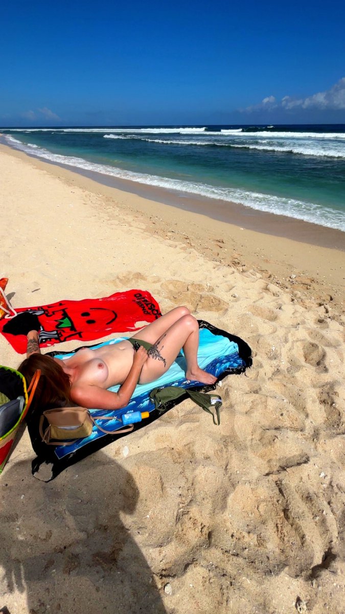 jolecocu's tweet photo. Un petit tour à la plage ? 

#cocu #cucklod #cuck #candaulistes #candaulisme #hotwife #cuckoldstuff #hotwifestuff #maricocu #slut #libertins #coquines #libertines #cheatinggf #CheatingWife https://t.co/4pAYEfN60o