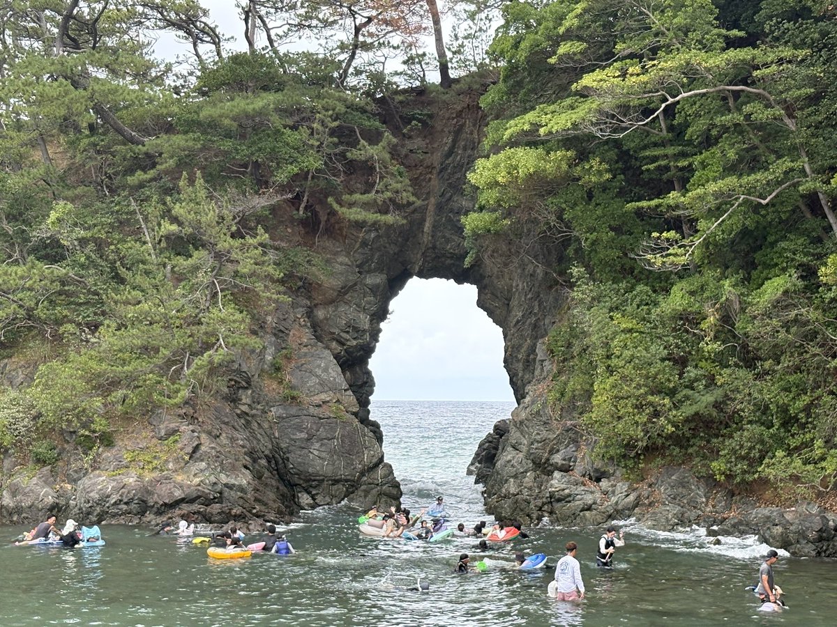 maboami's tweet photo. 明鏡洞
高浜八穴

…を景観地として見に来たら、ここ海水浴場を兼ねてたのですね(爆)

海水浴客だらけで、なんか場違いなとこ来たかしら…と勘違いしそうになった🤣
#まぼあみ宛のない予測不可能Driving https://t.co/Mxa2dJgp2W