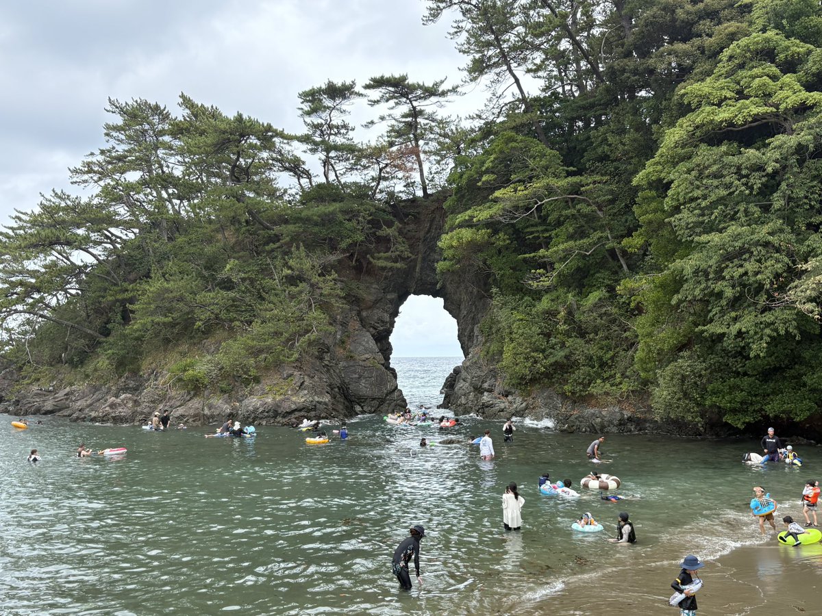 maboami's tweet photo. 明鏡洞
高浜八穴

…を景観地として見に来たら、ここ海水浴場を兼ねてたのですね(爆)

海水浴客だらけで、なんか場違いなとこ来たかしら…と勘違いしそうになった🤣
#まぼあみ宛のない予測不可能Driving https://t.co/Mxa2dJgp2W