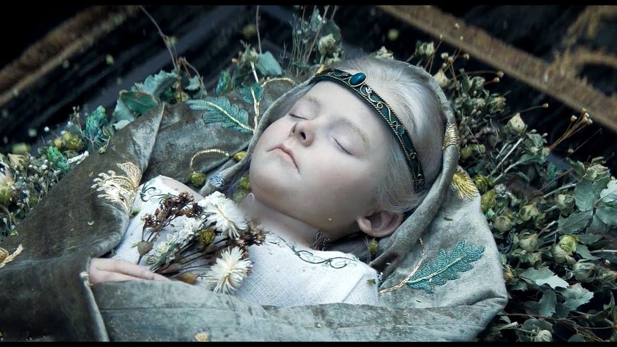 tsukitay's tweet photo. aawww remember just like she and daemon gave one to jaehaerys in s2 after they beheaded him in his sleep https://t.co/qMOFO3tcek