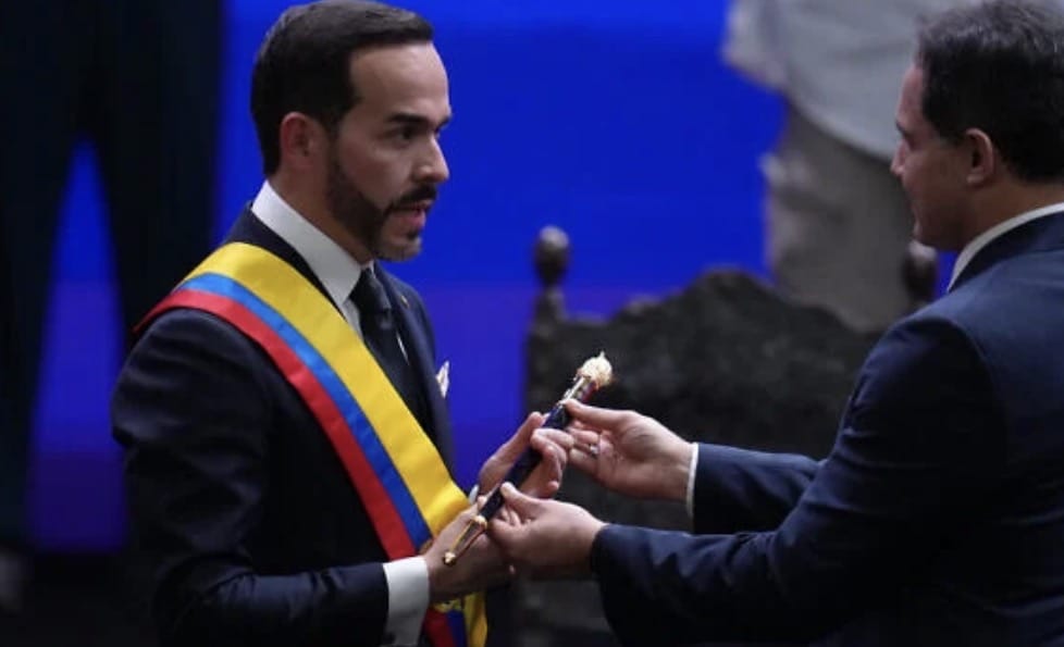 abalosmeco's tweet photo. #EnElNombreDeÁbalos | El péndulo en la historia de #Colombia: de la Espriella, el amante presidente de Colombia, apodado ‘El Tigre’, no es sino un “Leopardo” renacido.

Heredero de la retórica de Gilberto Alzate, leopardo tardío, para quien la política era un combate que se debía librar en la calle y en la plaza pública. Versión joseantoniana y coetánea; de la dialéctica de los puños y las pistolas. (+•➤ https://t.co/T5PXFCcJ8H /+•➤ https://t.co/lDAO1p8NE6).

Colombia tiene una larga historia de violencia, lo que debería evitar discursos y proyectos políticos de confrontación y de eliminación del otro, pero la realidad es que la evolución civilista no es inevitable y que la involución es solo cuestión de oportunidad y de aprovechar las ventajas que ofrecen los indolentes.