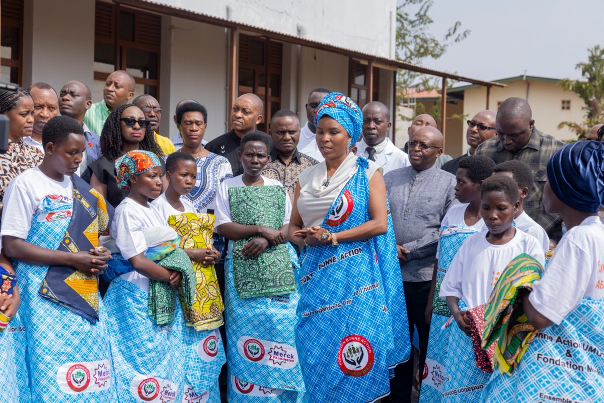 HopitalGitega's tweet photo. @Burundi1stLady @CRDBbankBurundi À cette occasion, une assistance composée de vivres et de Kits de dignité à été remise aux patientes. Un geste fort de solidarité et d'espoir qui témoigne un soutien aux femmes en situation de vulnérabilité et qui contribue à leur accompagnement vers la guérison et la réinsertion https://t.co/Ac7kA3ixsK