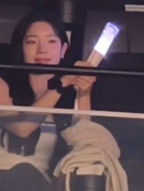 godmitzu's tweet photo. DAHYUN went to 2PM's concert today! https://t.co/OIG0PUX3pF