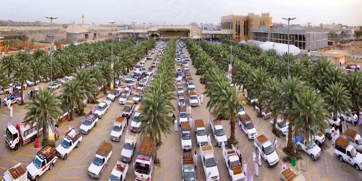 arac433's tweet photo. مدينة التُّمُور ببريدة لايوجد صلة بينها وبين النخيل..
السيارات تحمل التمور تحت أشعة الشمس الحارة في صباحات (أغسطس)‼️

المُقترح:
زراعة خطوط من (النخيل) بين المسارات .. ستكون:
- ظلاَّ للبائعين والمتسوقين
- تنظيم لحركة السيارات (كحواجز)

- تحسين المشهد الحضري.

- ربط بين النخيل والتمور